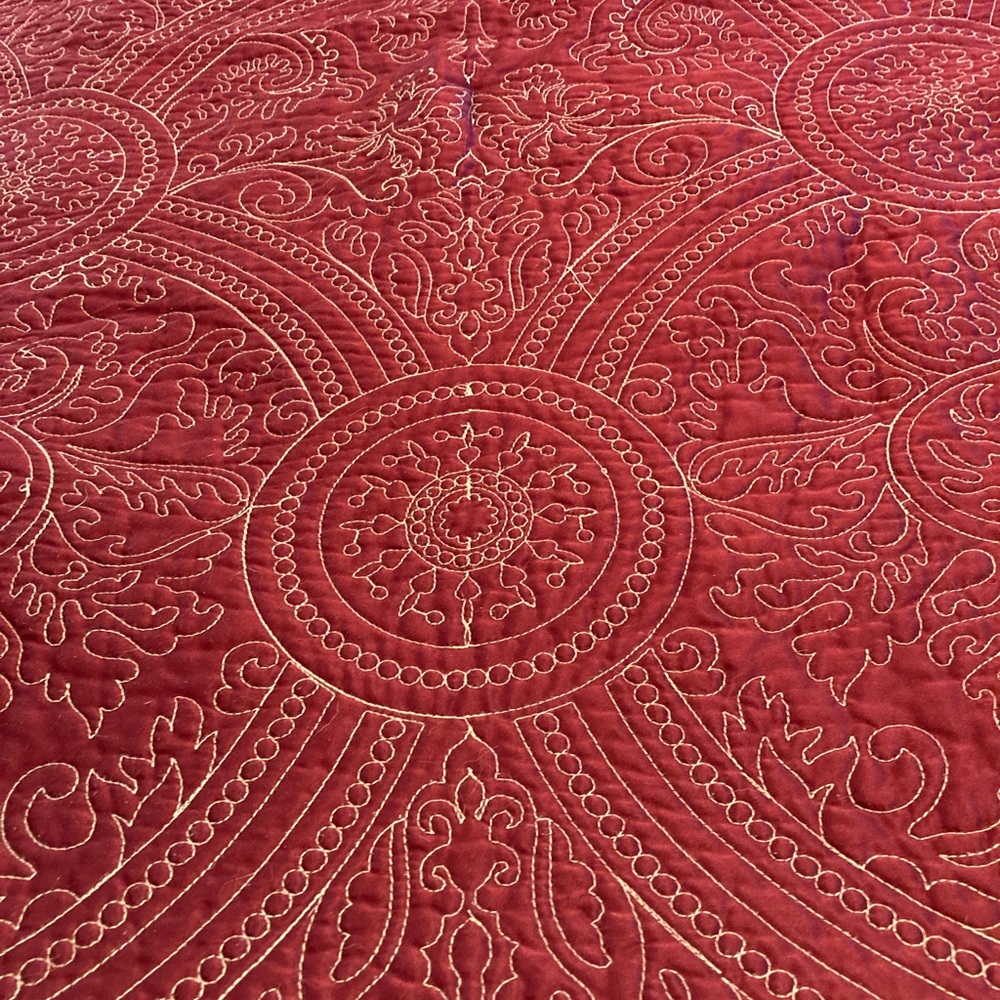 Queen size red & cream bed spread w/ 2 pillow shams and 4 throw pillows - Picture 6 of 6